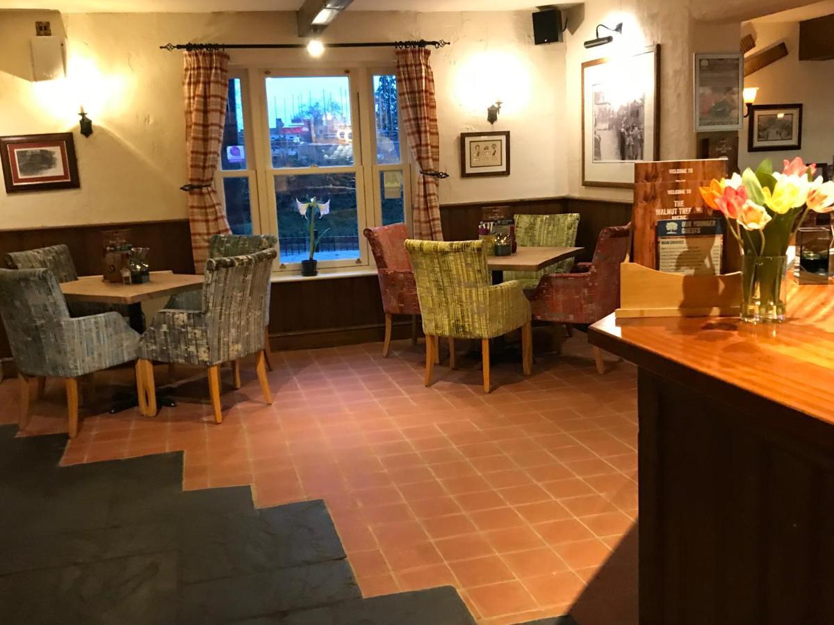 The Walnut Tree Inn Mere Mere  エクステリア 写真